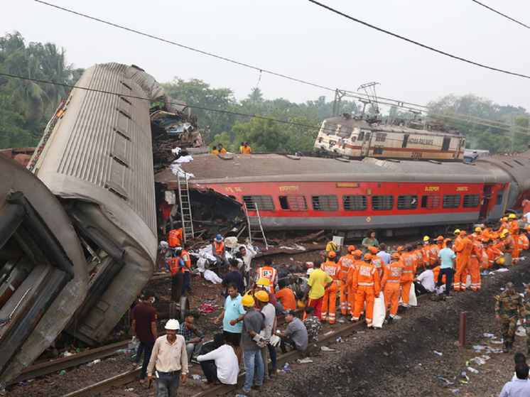 Министр Вайшнав: крушение поездов в Индии случилось из-за изменения в электронной блокировке