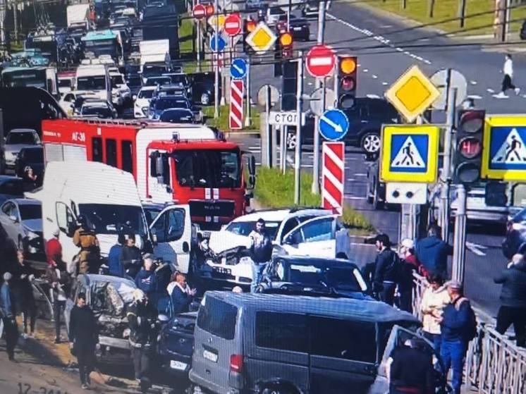 Авария на Софийской стала уголовным делом: что известно о массовом ДТП с 13 машинами