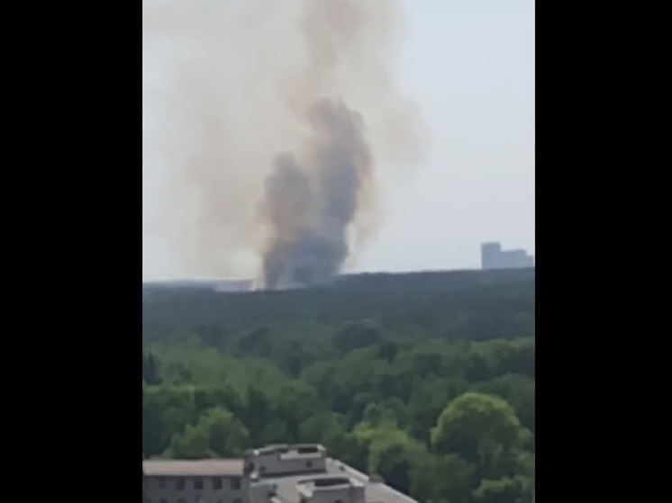 В ЦКБ Новосибирска загорелись чердак и кровля, очевидцы публикуют видео черного дыма