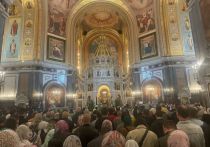 В полдень, когда на литургии с участием рублевской «Троицы» началось причастие, плотность толпы достигла предела