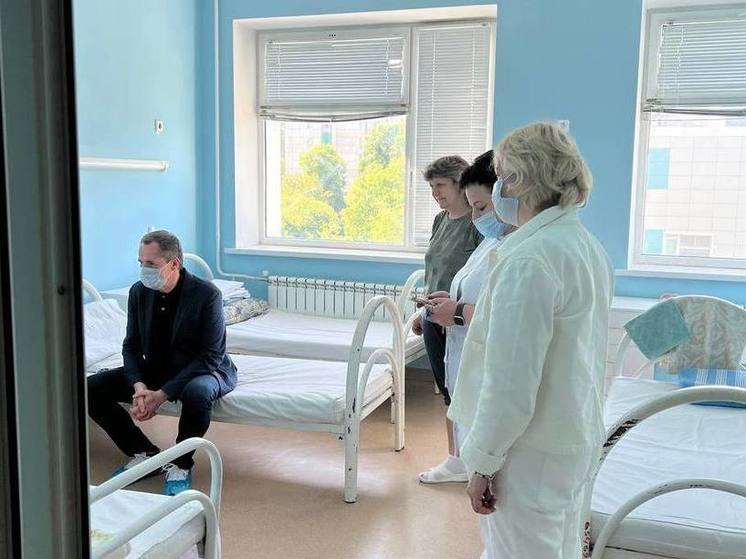 Вячеслав Гладков навестил пострадавших при обстрелах жителей в больницах в Белгорода