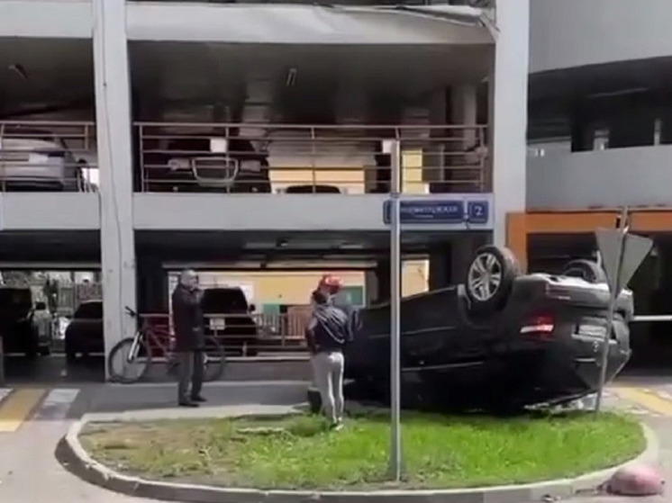Водитель рухнувшего с парковки в Москве автомобиля рассказал о происшествии
