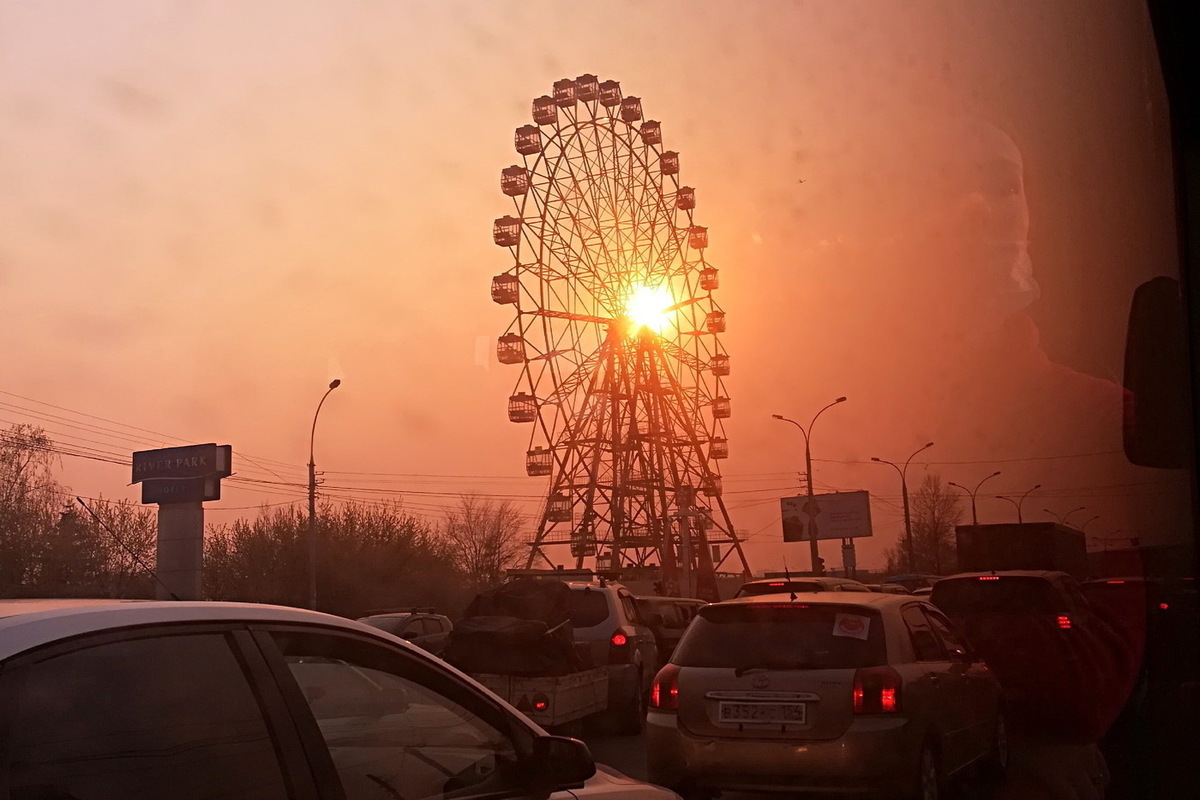 Жара в новосибирске 2024. Солнце в Новосибирске. Жара в Новосибирске. Красное солнце Оренбург 2018 год. Красное солнце днем Оренбург 2018 год.