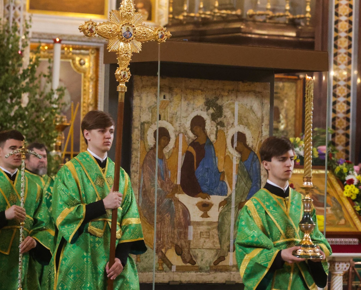 Торжественное богослужение у иконы рублевской "Троицы" в Храме Христа Спасителя: кадры