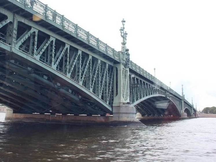 Неизвестные «заминировали» мосты и ТРК «Лето» в Петербурге