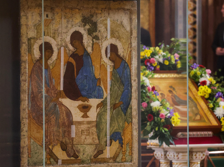 Икону «Троица» Андрея Рублева привезли в храм Христа Спасителя. И уже началась давка верующих…