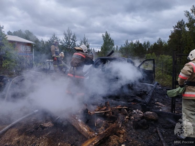 В деревне Филистово Новгородской области сгорел гараж с машиной внутри