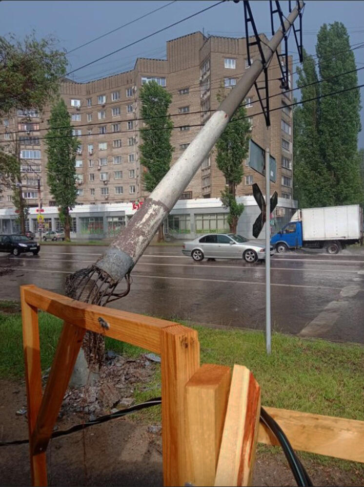 В Воронеже накренившаяся опора ЛЭП чуть не упала на проезжую часть