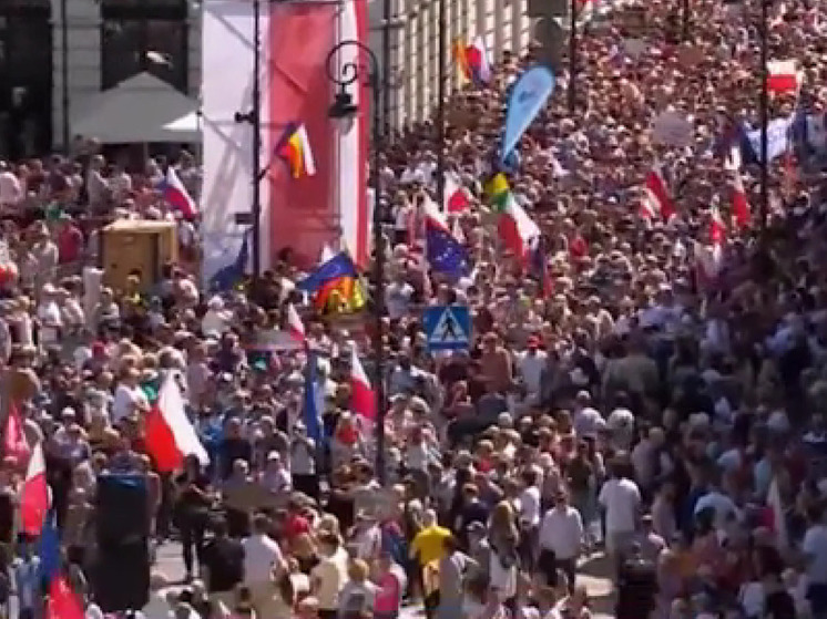 К акции протеста оппозиции в столице Польши присоединились около полумиллиона человек
