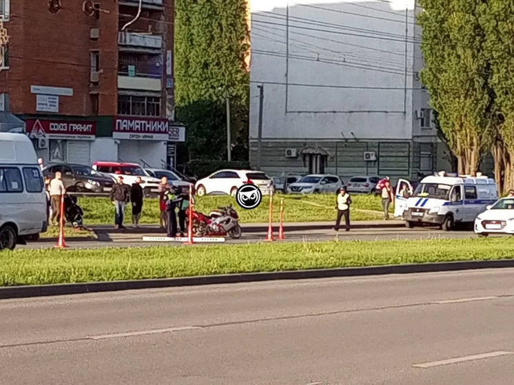 Рядом с ТЦ Онежский в Пензе попал в аварию мотоциклист