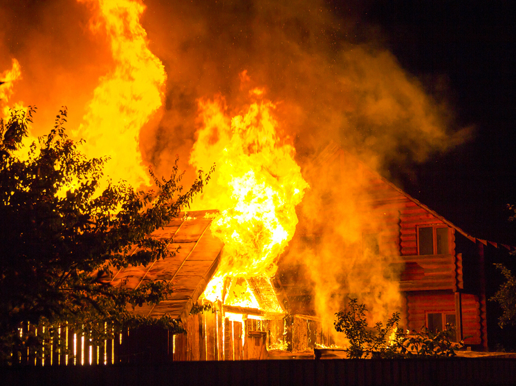 Дача горела открытым пламенем в Холмском районе