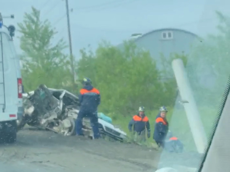 Водитель Toyota Mark II вылетел с дороги после жесткого ДТП в Южно-Сахалинске