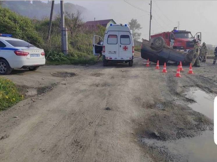 Водитель Toyota Hilux Surf опрокинул автомобиль в селе на Сахалине