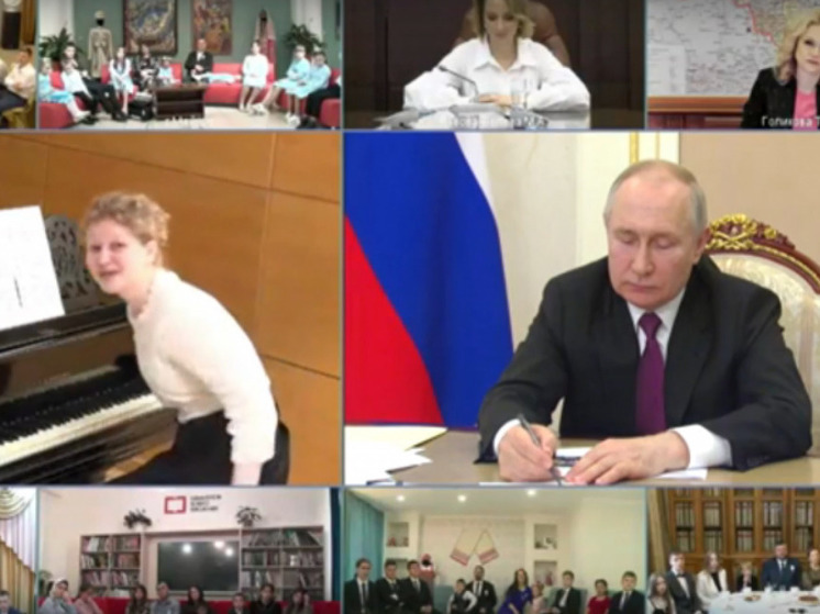 Семья Букреевых из Новосибирска исполнила песню для Владимира Путина