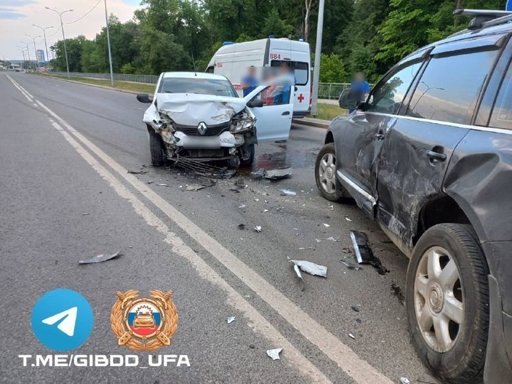 Две иномарки столкнулись в Уфе – пострадал один из водителей