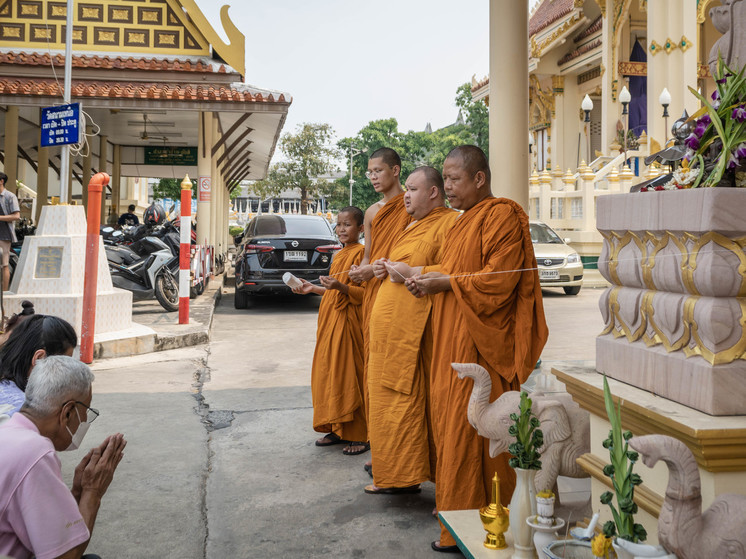 В Таиланде пьяные монахи попытались распродать имущество храма