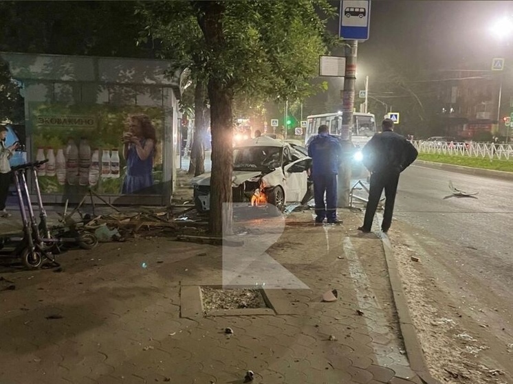 На улице Черновицкой в Рязани Lada вылетела на тротуар возле остановки