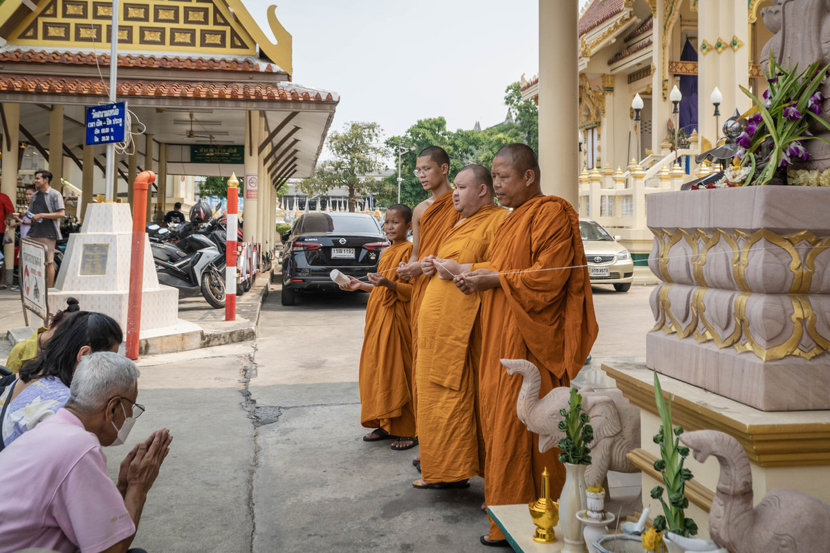 В Таиланде два монаха напились и решили распродать принадлежащие храму вещи