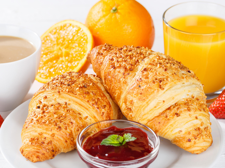 Круассаны, хлопья и белые тосты должны быть исключены из меню на завтрак, утверждают ведущие диетологи, которые рассказали, что же следует есть по утрам вместо этого
