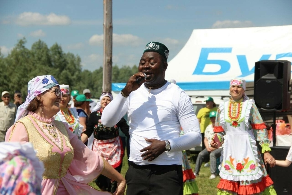 В Татарстане на Сабантуе татарские хиты исполнил певец из Африки Оливер  Мукенди - МК Казань