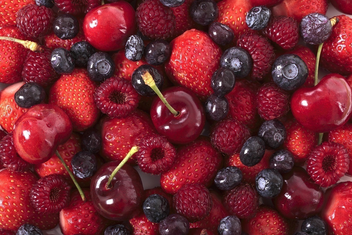 Россиянам рассказали, какие ягоды не стоит покупать в начале лета