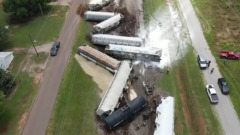 В Оклахоме сошел с рельсов товарный поезд: видео