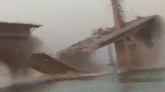 Рухнувший мост в Индии сняли на видео