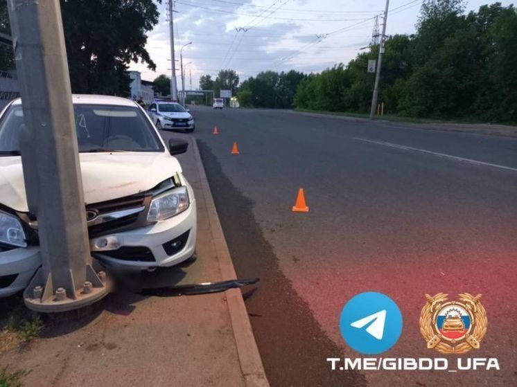 «Лада» протаранила электроопору в Уфе: водитель погиб