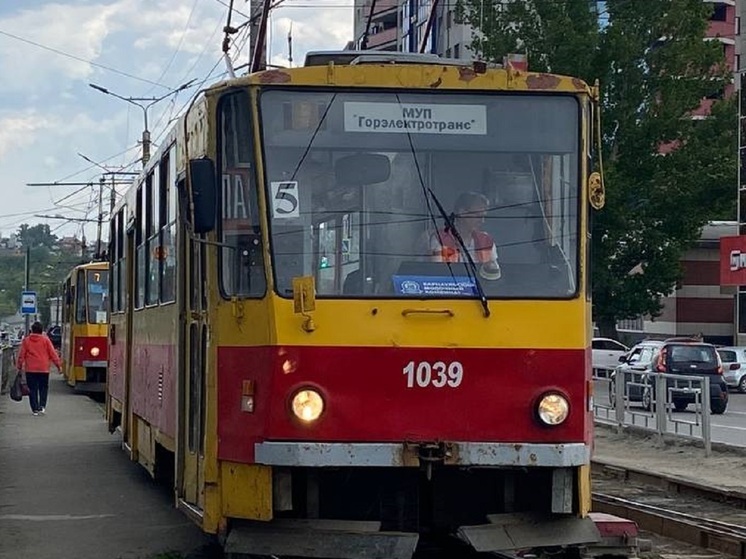 В Барнауле трамвай съехал с рельсов и врезался в автомобиль