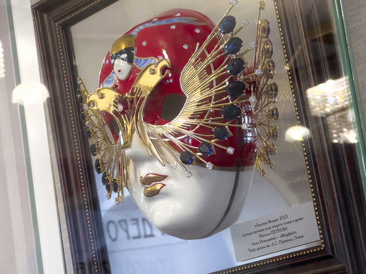 Фотофакт: ещё две «Золотые маски» вывесили в фойе псковского театра