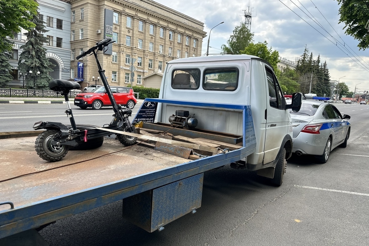 В Туле инспекторы ДПС впервые забрали на штрафстоянку электросамокат - МК  Тула