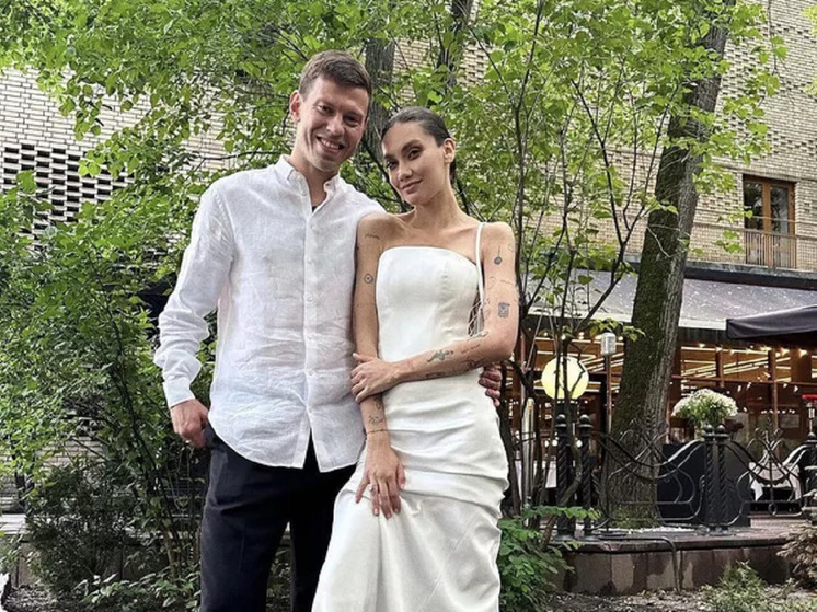 Федор Смолов женился на блогерше Карине Истоминой
