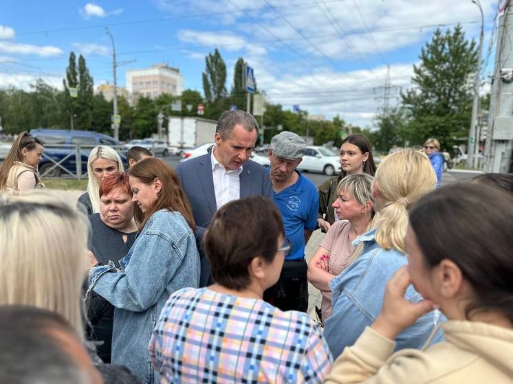 Вячеслав Гладков посетил пункт раздачи гуманитарной помощи шебекинцам в Белгороде
