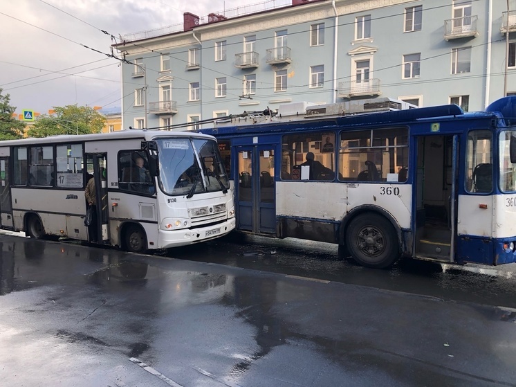 Троллейбус прижался к автобусу на остановке Петрозаводска  и лишил его зеркала