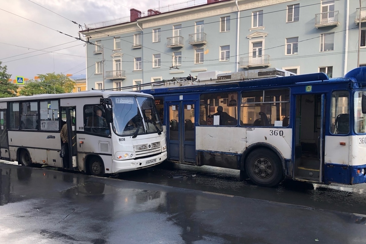 Можно ли автобусу стоять на остановке и ждать