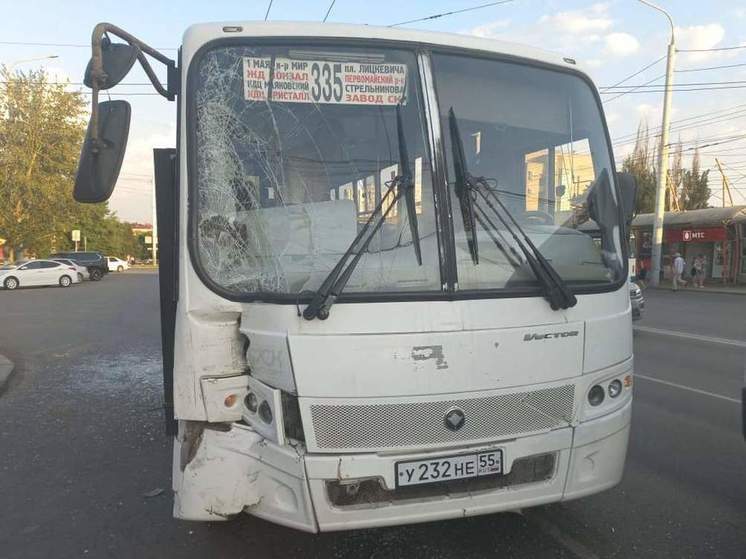 В Омске при столкновении двух автобусов на Красном Пути пострадали взрослые пассажиры и девочка