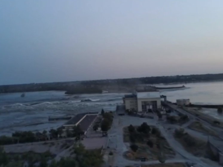 Появились кадры с места частичного разрушения Каховской ГЭС