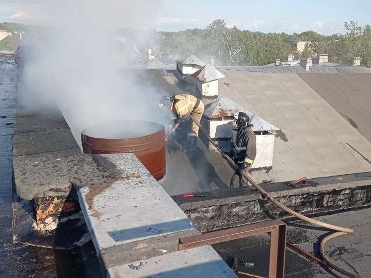Пожар на крыше культурного центра «Диалог» в Великом Новгороде тушили 34 огнеборца