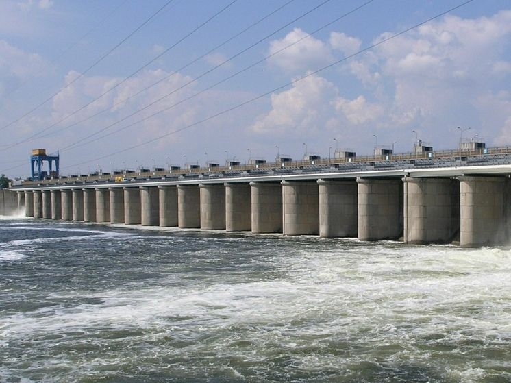 Стало известно о разрушении верхней части Каховской ГЭС