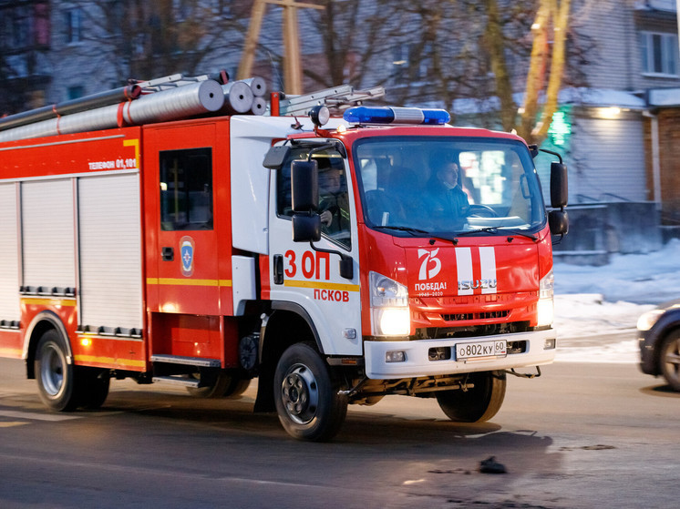 Легковой автомобиль горел в Пскове из-за короткого замыкания