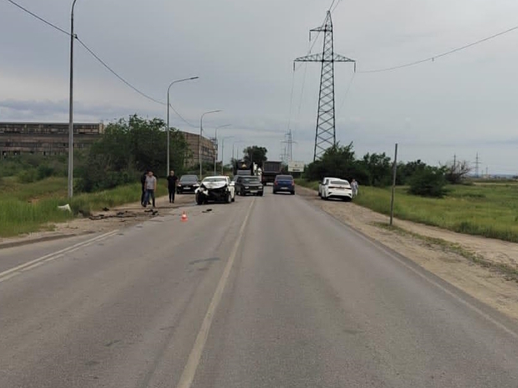 В Волгограде в лобовом ДТП пострадали 2 водителя и 3 пассажира
