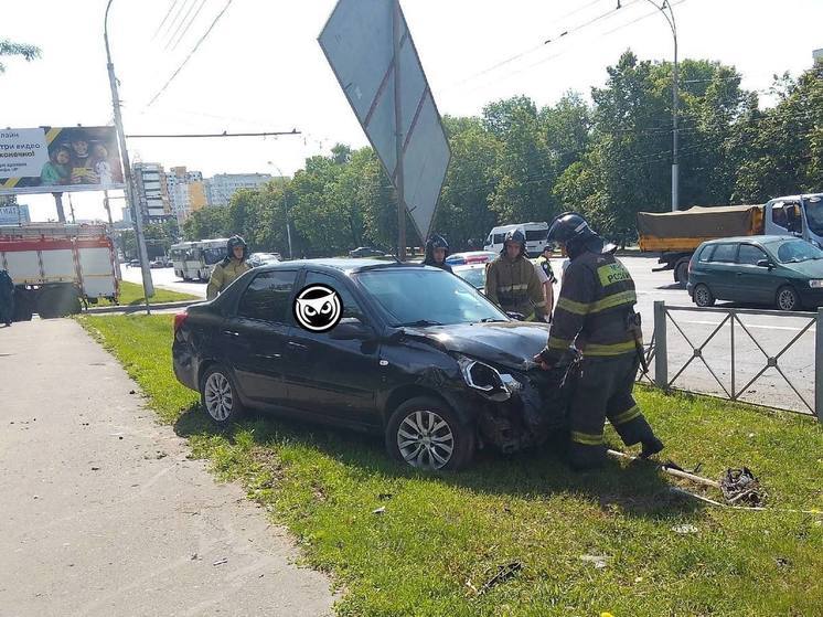 Сбил ограждение и вылетел на тротуар: в Пензе произошла жесткое ДТП на проспекте Победы