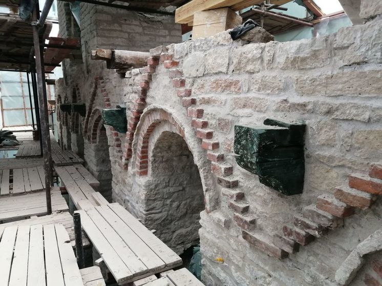 Кирпичный декор Большой звонницы Псково-Печерского монастыря восстанавливают реставраторы