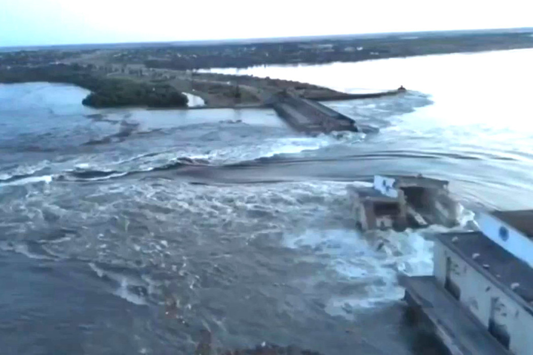 После обстрела прорвана плотина Каховской ГЭС: печальные кадры разрушений 