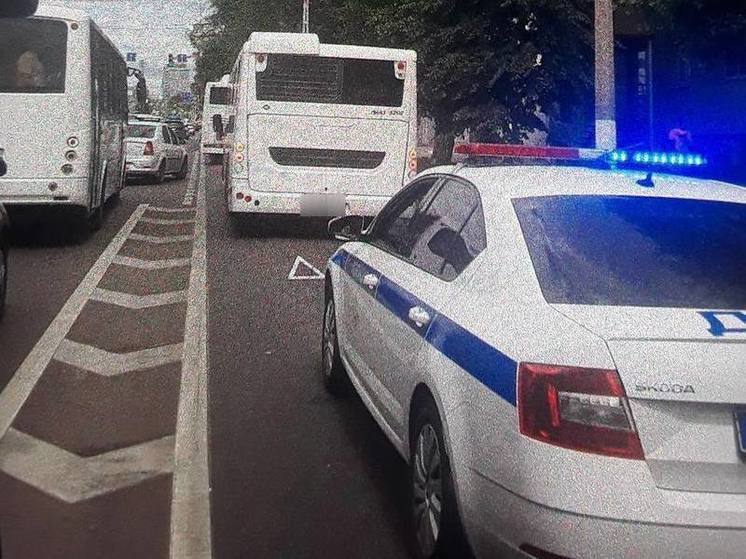 В Белгороде пожилая пассажирка автобуса упала из-за резкого торможения и получила травмы