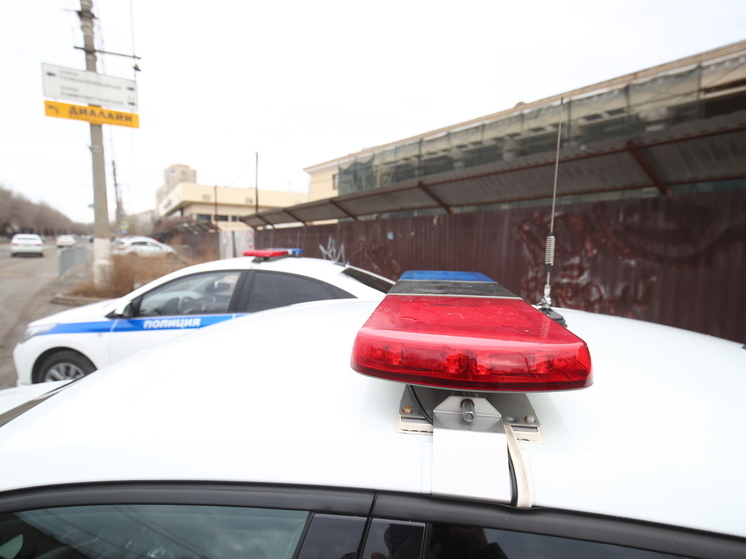 В Волгограде молодой человек на «Приоре» врезался в полицейский УАЗ
