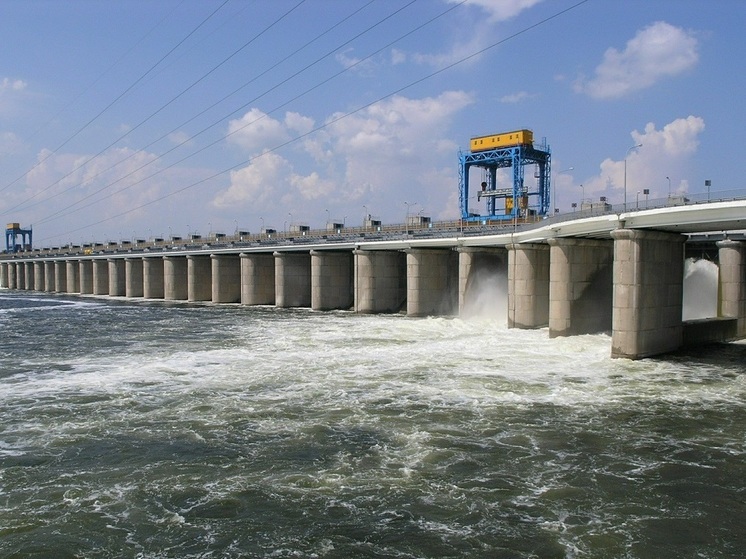 Телеграм-канал Readovka сообщает, что дамба Каховской ГЭС полностью ушла под воду. В издании указали на то, что видеозаписи с затопленной гидроэлектростанцией публикуют очевидцы происшествия.