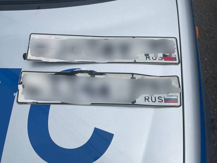 В Краснодаре госавтоинспекторы остановили легковушку с подложными номерами