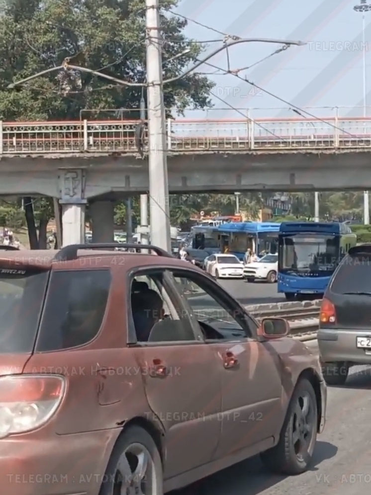 Автобусы столкнулись на кольце в кузбасском городе