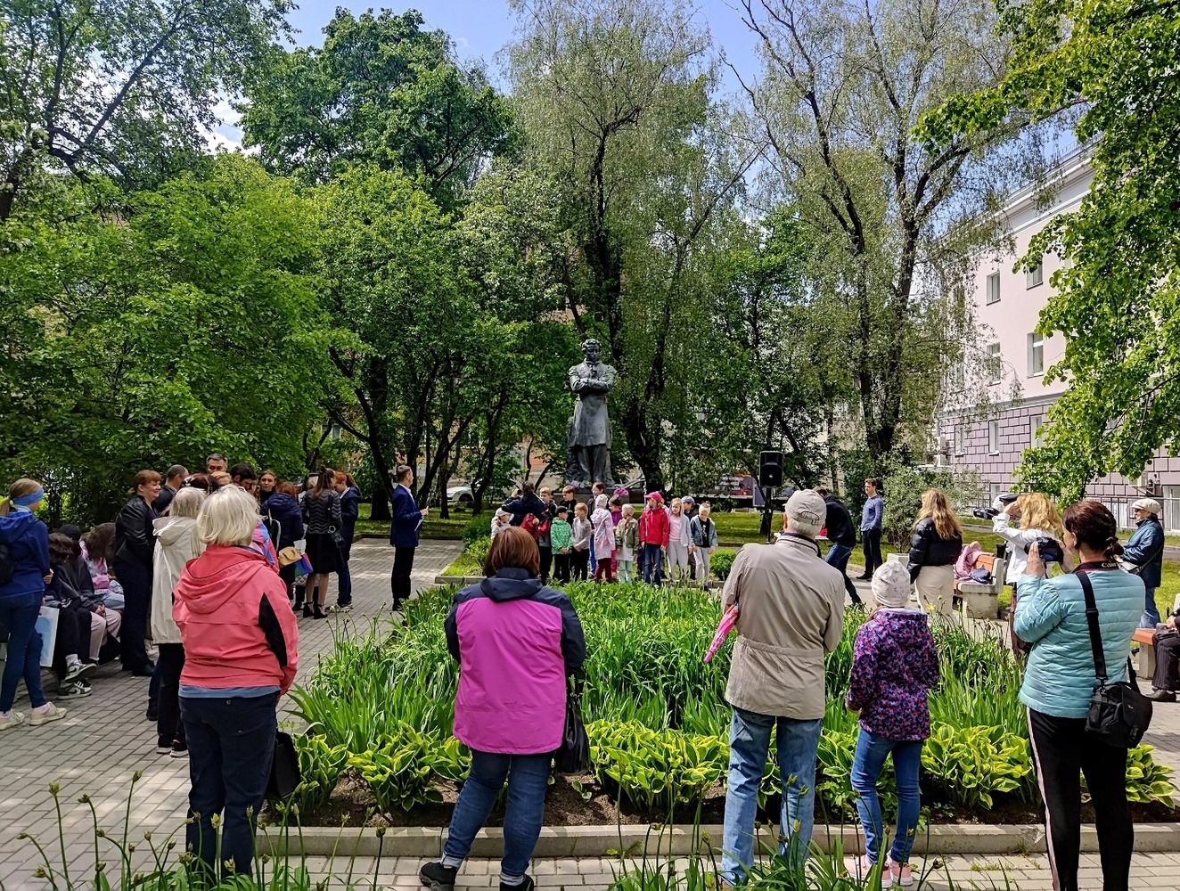 В Пушкинский день в Петрозаводске  у памятника поэту читали стихи
